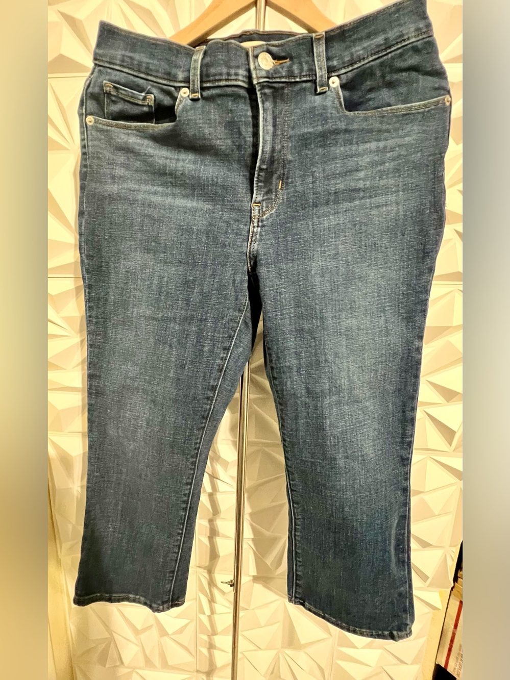 NWOT Levi’s Classic Capri - Dark Wash US 6